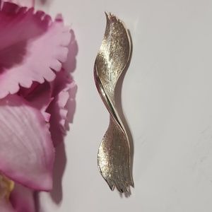 Vintage LISNER - Light Gold-Toned Twisted Textured Bar Brooch